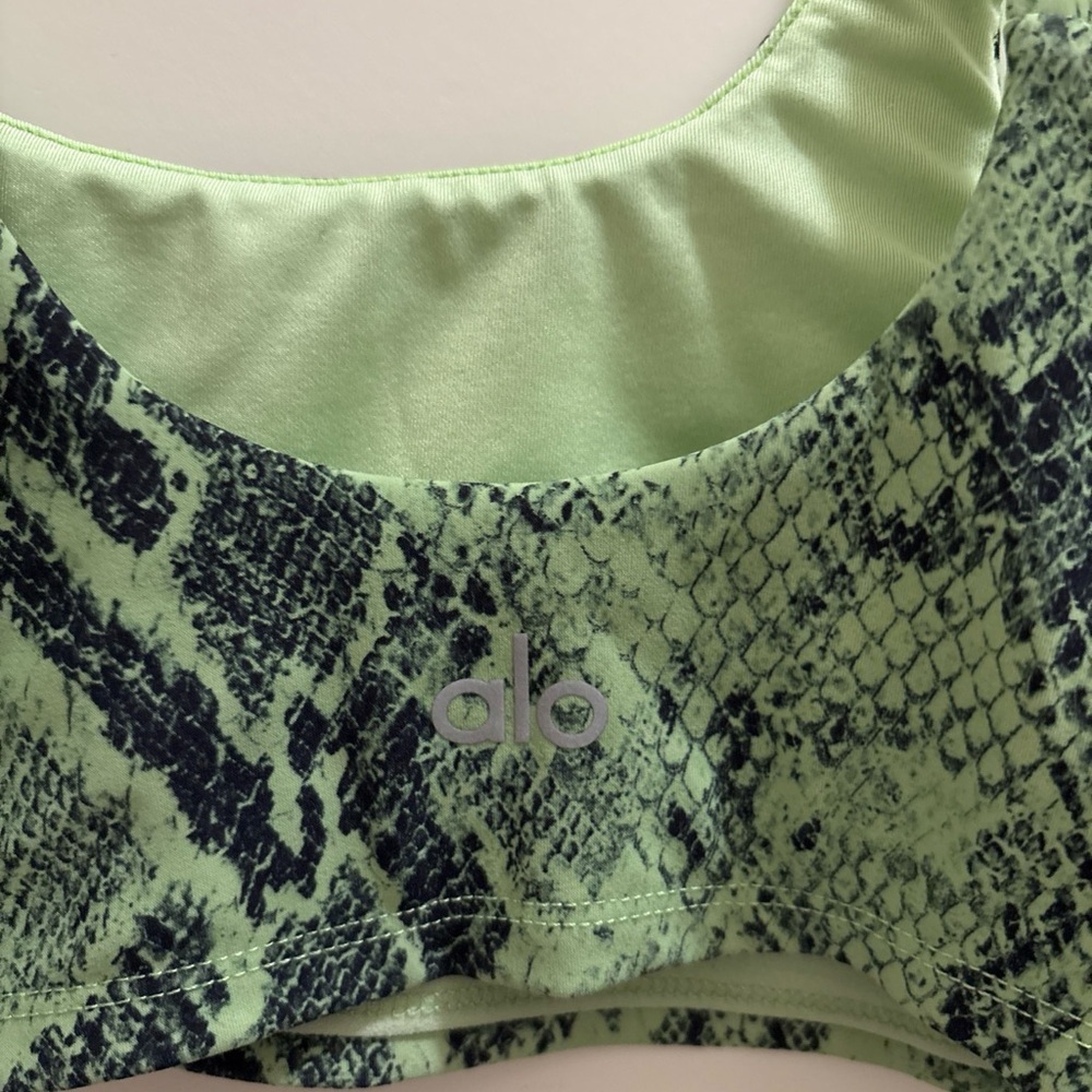 Alo Yoga Vapor Snakeskin Sports Bra in Neon Lime Size XS Athletic No Padding - Picture 4 of 5